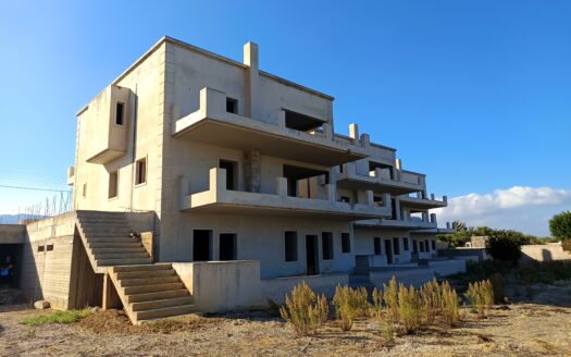 Συγκρότημα τριών (3) αυτόνομων ημιτελών βιλών.