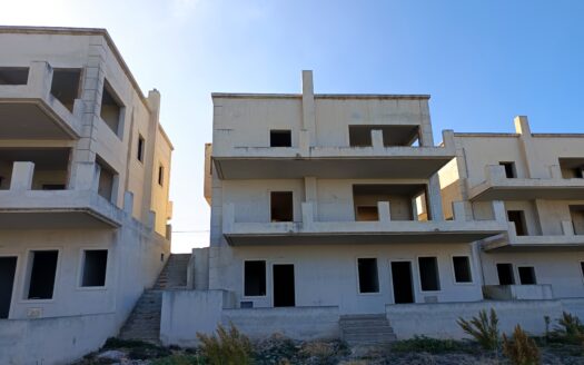 Συγκρότημα τριών (3) αυτόνομων ημιτελών βιλών.