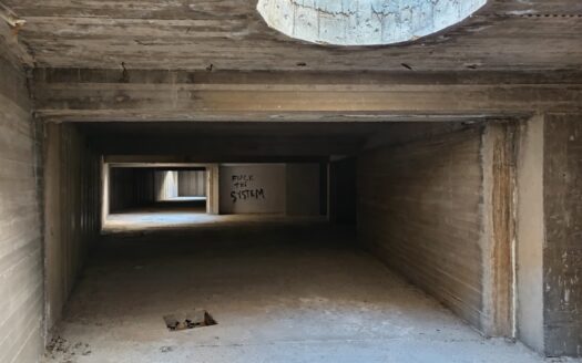 Συγκρότημα τριών (3) αυτόνομων ημιτελών βιλών.