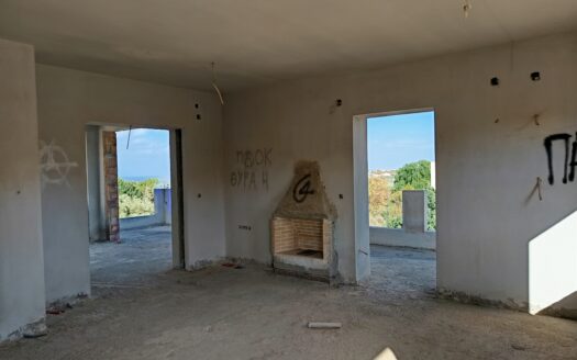 Συγκρότημα τριών (3) αυτόνομων ημιτελών βιλών.