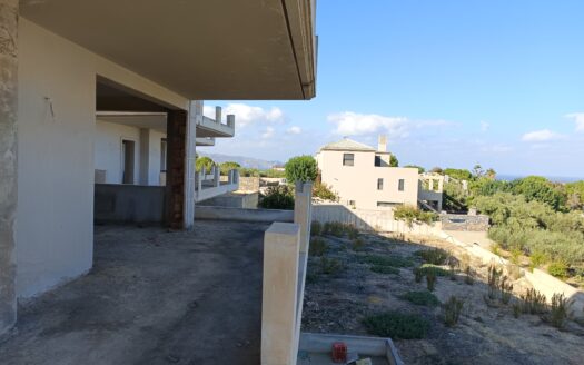 Συγκρότημα τριών (3) αυτόνομων ημιτελών βιλών.